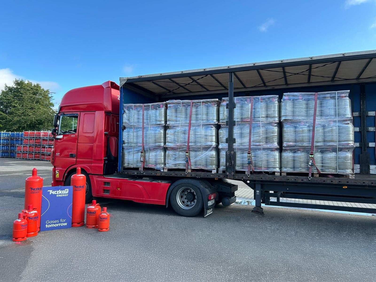 LKW mit mehreren Paletten Flaschengas als Spende für die Ukraine