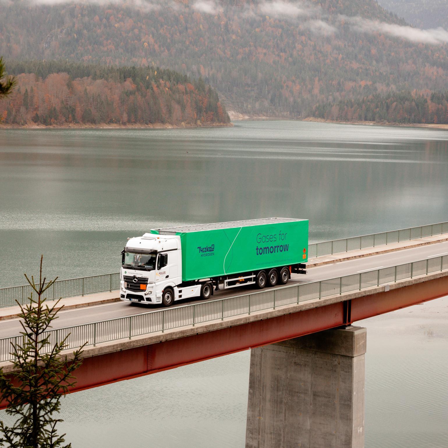 Tyczka Hydrogen Trailer auf Brücke